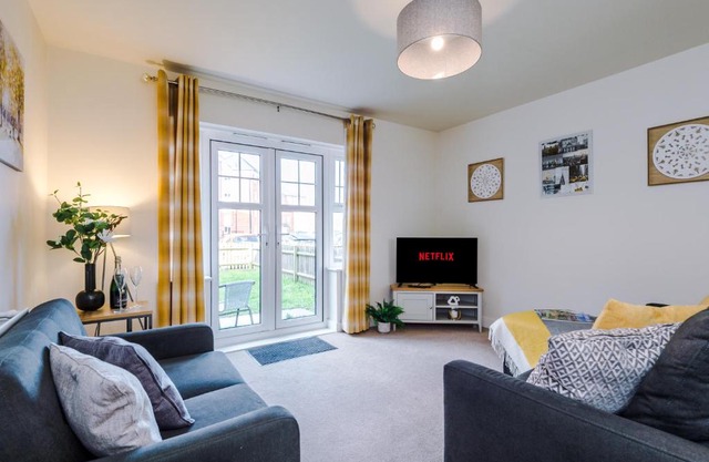 Spacious 4-Bed Townhouse in Crewe by 53 Degrees Property, Ideal for Contractors & Business, FREE Parking