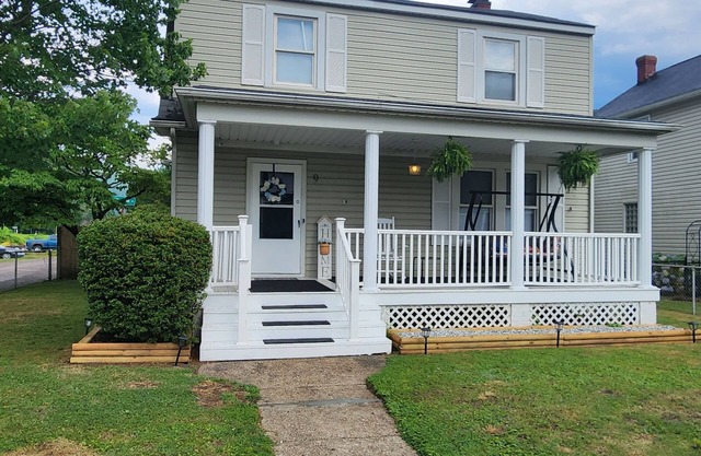 Spacious 4-bedroom house in Charlton Heights with hottub & game room