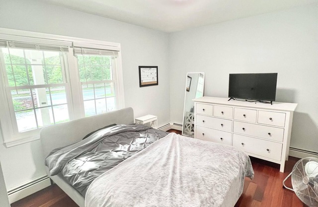 Spacious 4-bedroom house in awesome North Providence with WiFi