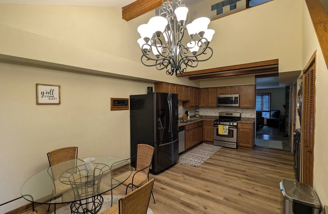 Spacious 4-bedroom townhome in amazing Round Lake Beach with AC, WiFi