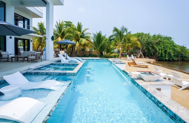 Spacious 4-Bed Villa in Placencia Village w/ Pool!