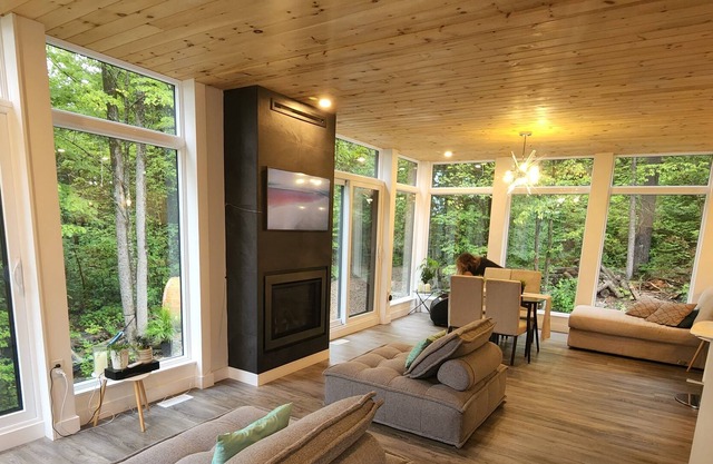 Spacious 4-Bed w sauna, cozy fireplace & rooftop