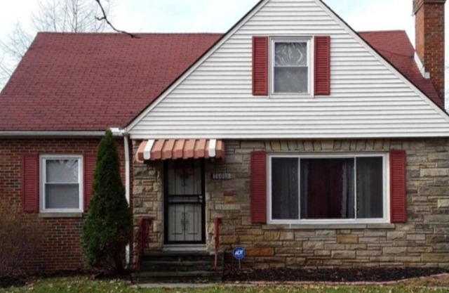 Spacious 4 bedroom house with bedrooms on the first floor. Travelers welcomed.