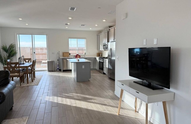 Spacious 4-bedroom house with WiFi, AC in charming Rancho Cordova