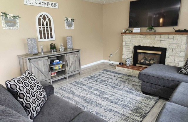 Spacious 4-bedroom house with WiFi and AC in charming Spokane Valley