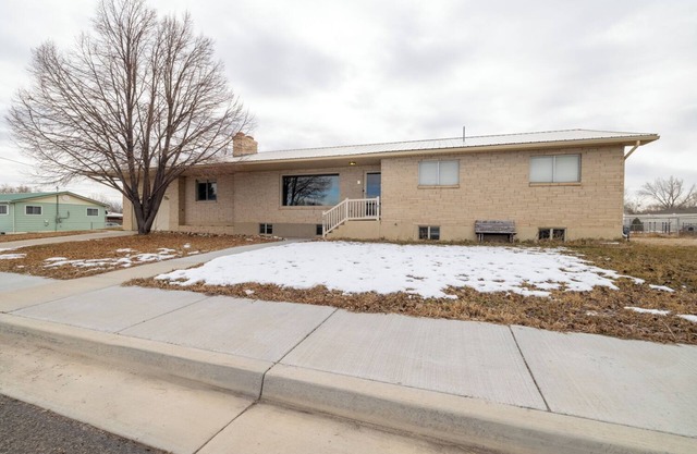 Spacious 4-bedroom 2 King beds, fast WiFi, fire pit. 2 kitchens, and games.