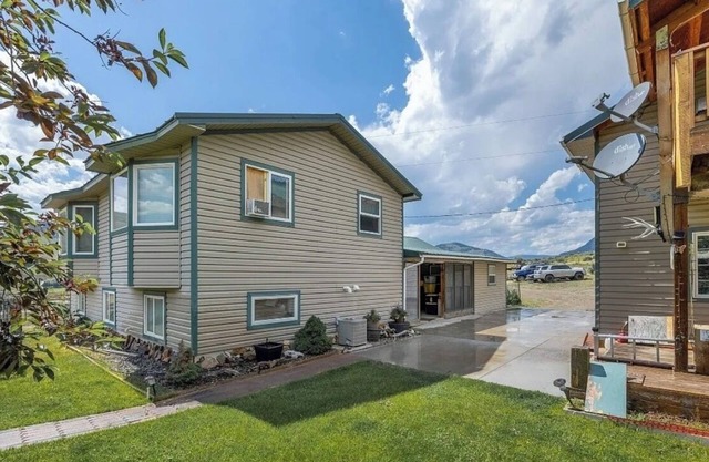 Spacious 4-bedroom 3 bathroom house- 10 miles from Yellowstone