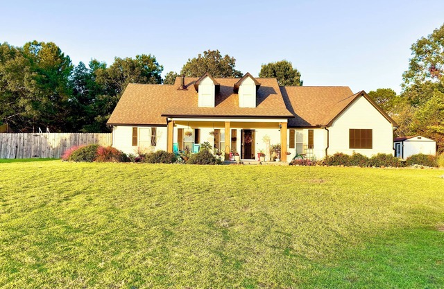 Spacious 4 bedroom 3 bath house only minutes to the Square and campus!