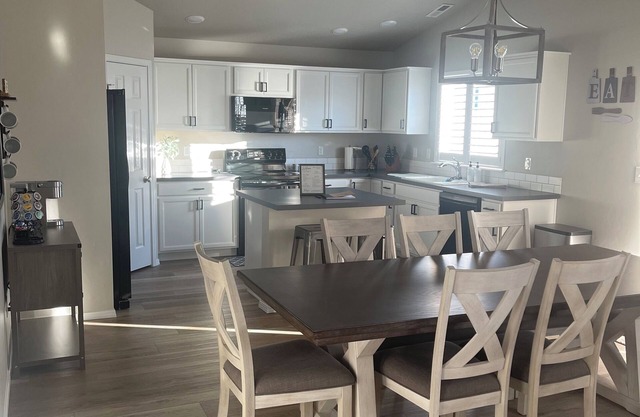 Spacious 4 bedroom 3 bath home in Nampa sleeps 10