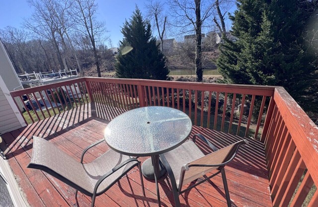 Spacious 4 bedroom 4 bathroom home near Airport