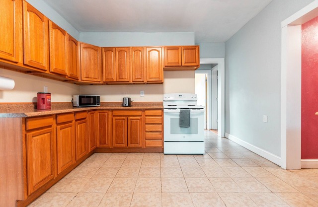 Spacious 4-bedroom apartment close to UMass Medical and St. Vincent Hospital