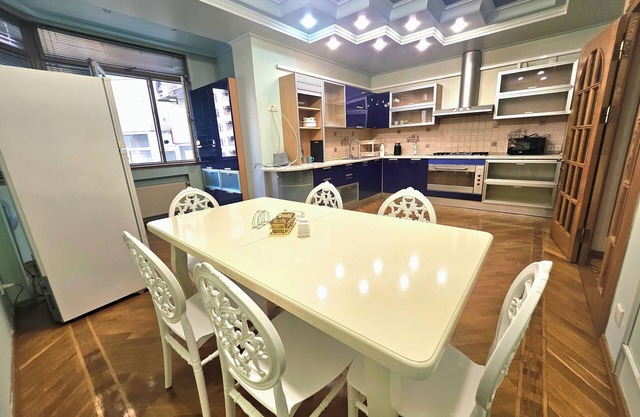 Spacious 4-bedroom apartment, Gateway to the City Centre
