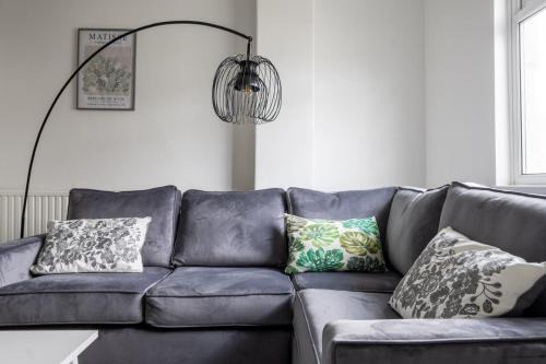 Spacious 4-Bedroom Apt | Pool Table