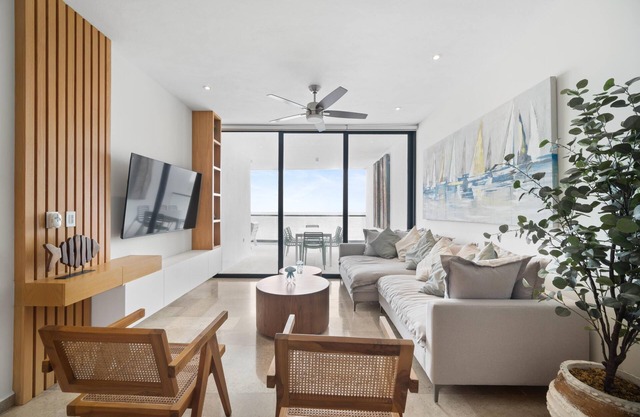 Spacious 4-bedroom beach condo with a gorgeous ocean view [wifi + fitness area]