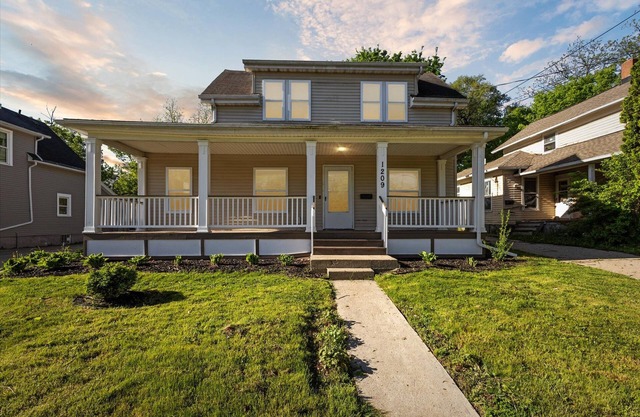 Spacious 4-bedroom building, and WiFi in wonderful Lansing