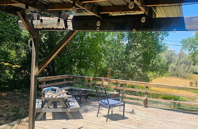 Spacious 4-bedroom charming Western Ranch Style Haven with WiFi and AC