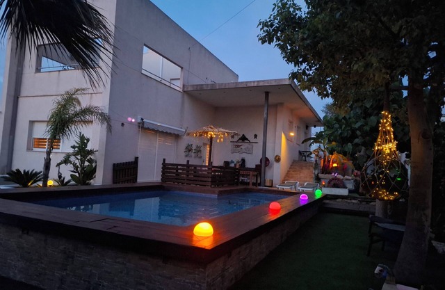 Spacious 4-bedroom chalet with fitness room and AC in Llíria