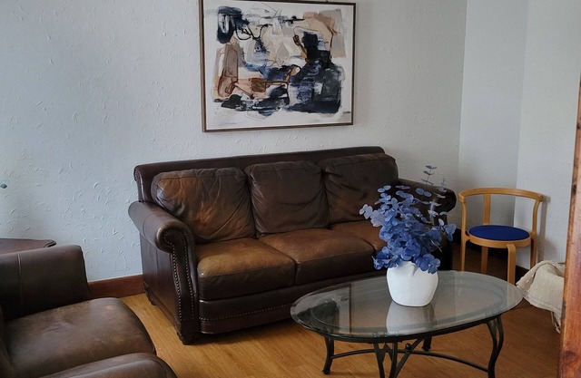 Spacious 4-bedroom condo with AC and WiFi in charming Enfield