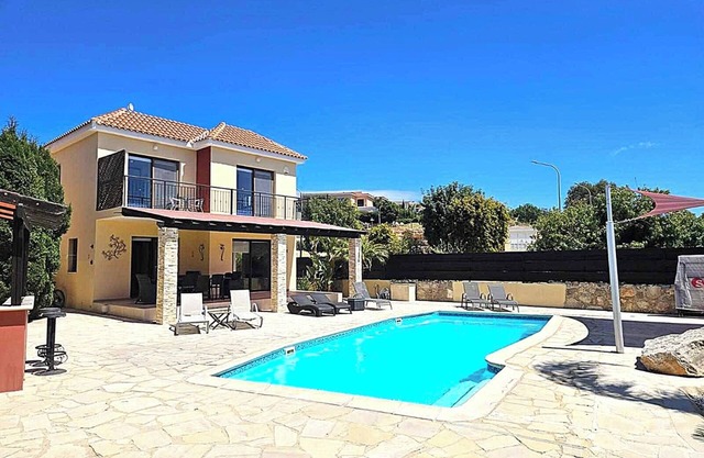 Villa Bella - 4 Bedroom + private pool/jacuzzi (up to 8 people) Chloraka, Paphos