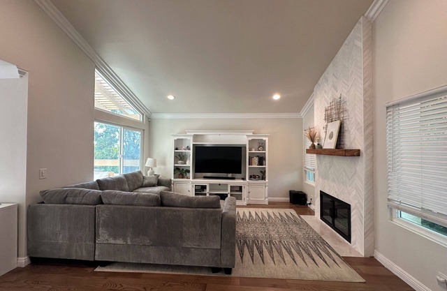 Spacious 4-bedroom Disneyland townhome with AC, WiFi