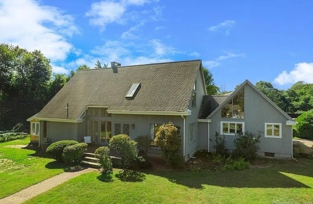 Spacious 4-bedroom estate in charming Stonington