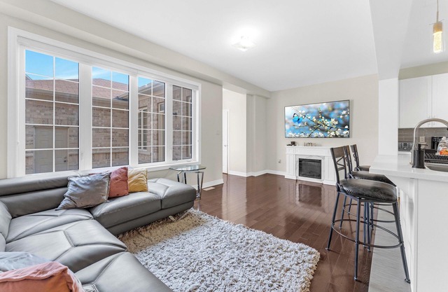 Spacious 4 bedroom Escape Near Canada's Wonderland!