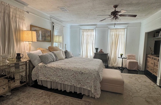 Spacious 4-bedroom farmhouse in peaceful Montgomery