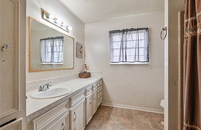 Spacious 4-bedroom family home in charming Bryan with AC, WiFi