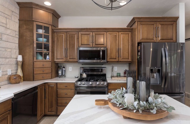 Spacious, 4 bedroom garden paradise with hot tub awaits in Winnebago County