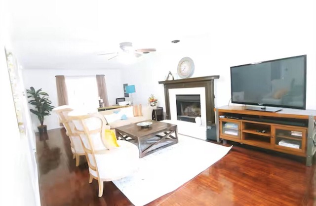 Spacious 4 bedroom Gate away - Cozy, Clean & Close to Everything