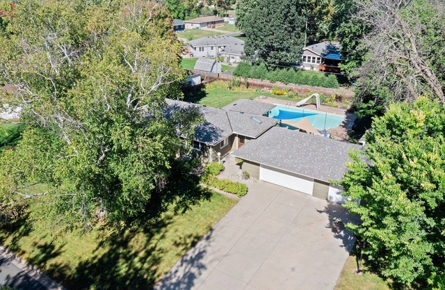 Spacious 4-bedroom house in charming Burnsville with Pool!