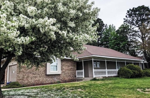 Spacious 4-bedroom house in fantastic Grandville with WiFi, AC