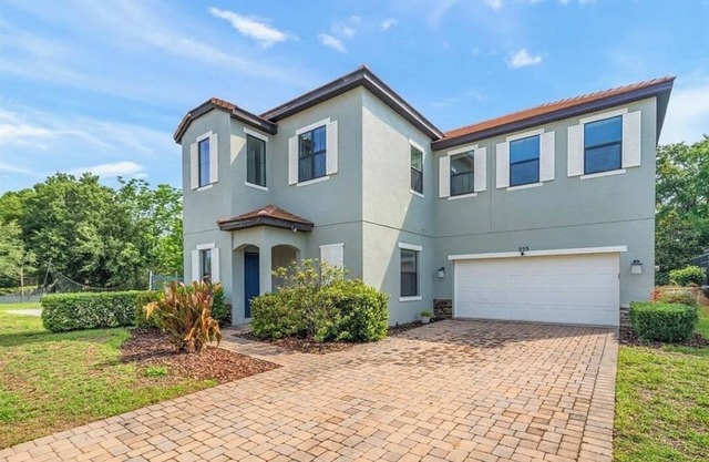 Spacious 4-bedroom house with WiFi, private pool, in the beautiful Haines City