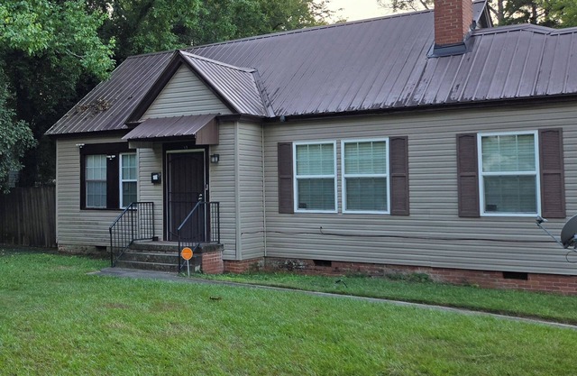 Spacious 4-bedroom house in Montgomery with room to relax and enjoy!!