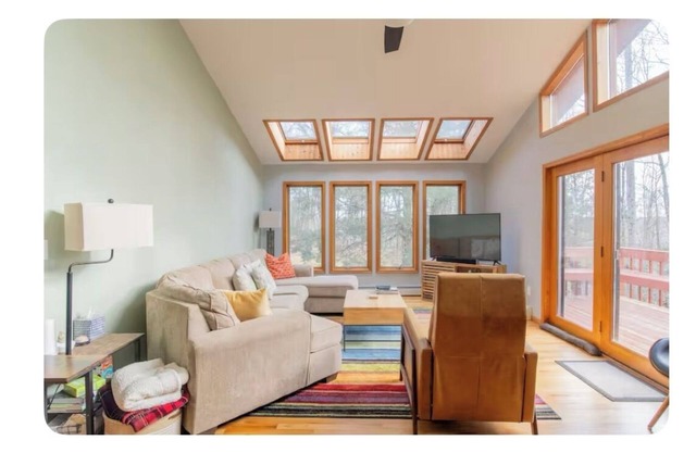 Spacious 4-bedroom house in fabulous Parksville perfect for Spring escape