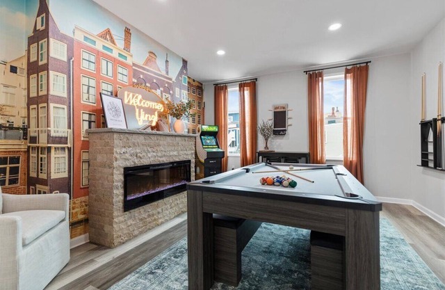 Spacious 4 bedroom House with Firepit, Pool Table, Games, and King Beds