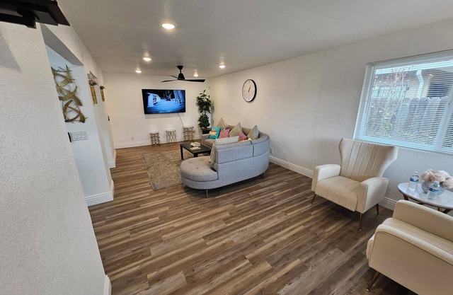 Spacious 4-bedroom house near SMF Airport and Downtown.
