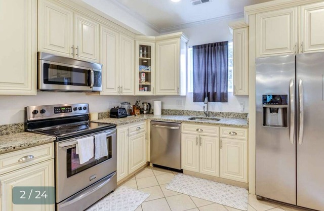 Spacious 4-bedroom house in charming Washington with WiFi, AC