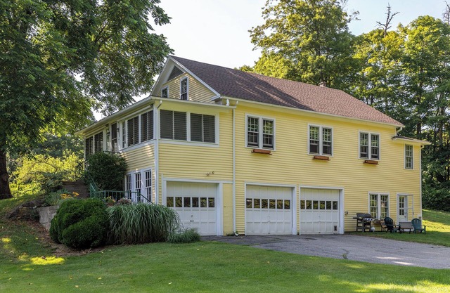 Spacious 4-bedroom house on riverfront; walk to delightful Washington, CT