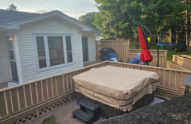 Spacious 4-bedroom house in charming Dartmouth with hottub, deck, Wifi and AC.