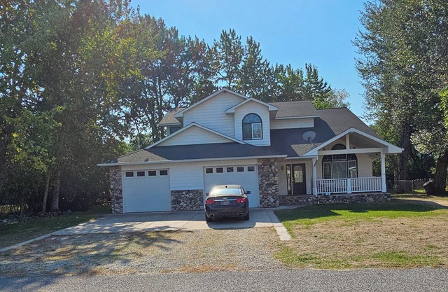 Spacious 4-bedroom house in charming Absarokee with WiFi, AC, walk downtown