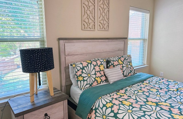 Spacious 4-bedroom house in charming Arlington with AC, WiFi