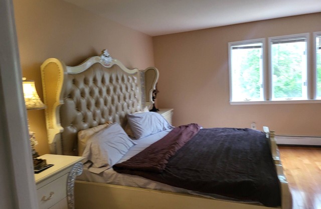 Spacious 4-bedroom house with WiFi, fitness room in amazing Bay Shore