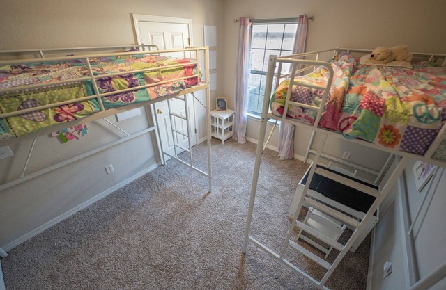 Spacious 4-bedroom house in peaceful Pensacola with WiFi, AC