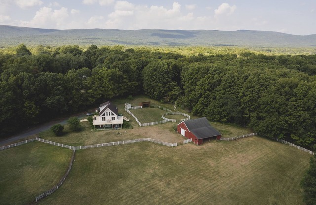 Spacious 4-bedroom home on 5 acre farm near Minnewaska State Park