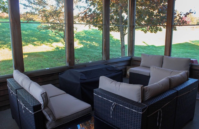 Spacious 4-bedroom house in lovely Pine Bush with WiFi, AC