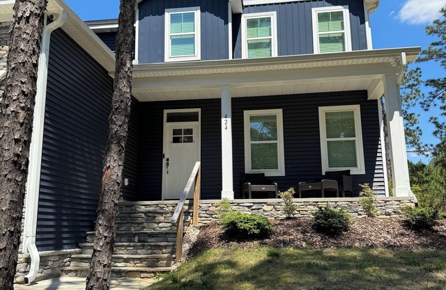 Spacious 4 bedroom home in Seven Lakes. 15 minute drive to Pinehurst Resort.