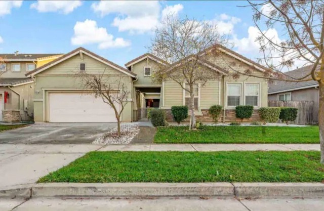 Spacious 4 bedroom Home in Merced - free parking