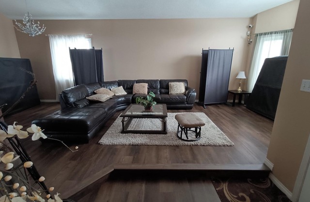 Spacious 4-bedroom house in brilliant Edmonton with WiFi