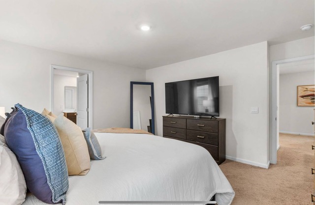 Spacious 4-bedroom house in enjoyable Columbia with AC, WiFi
